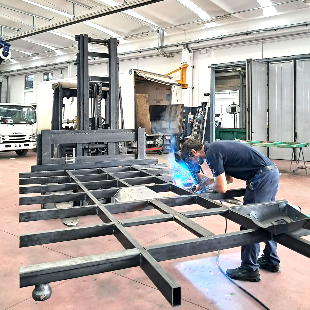 Allestimenti su Misura: Cassoni Fissi e Ribaltabili